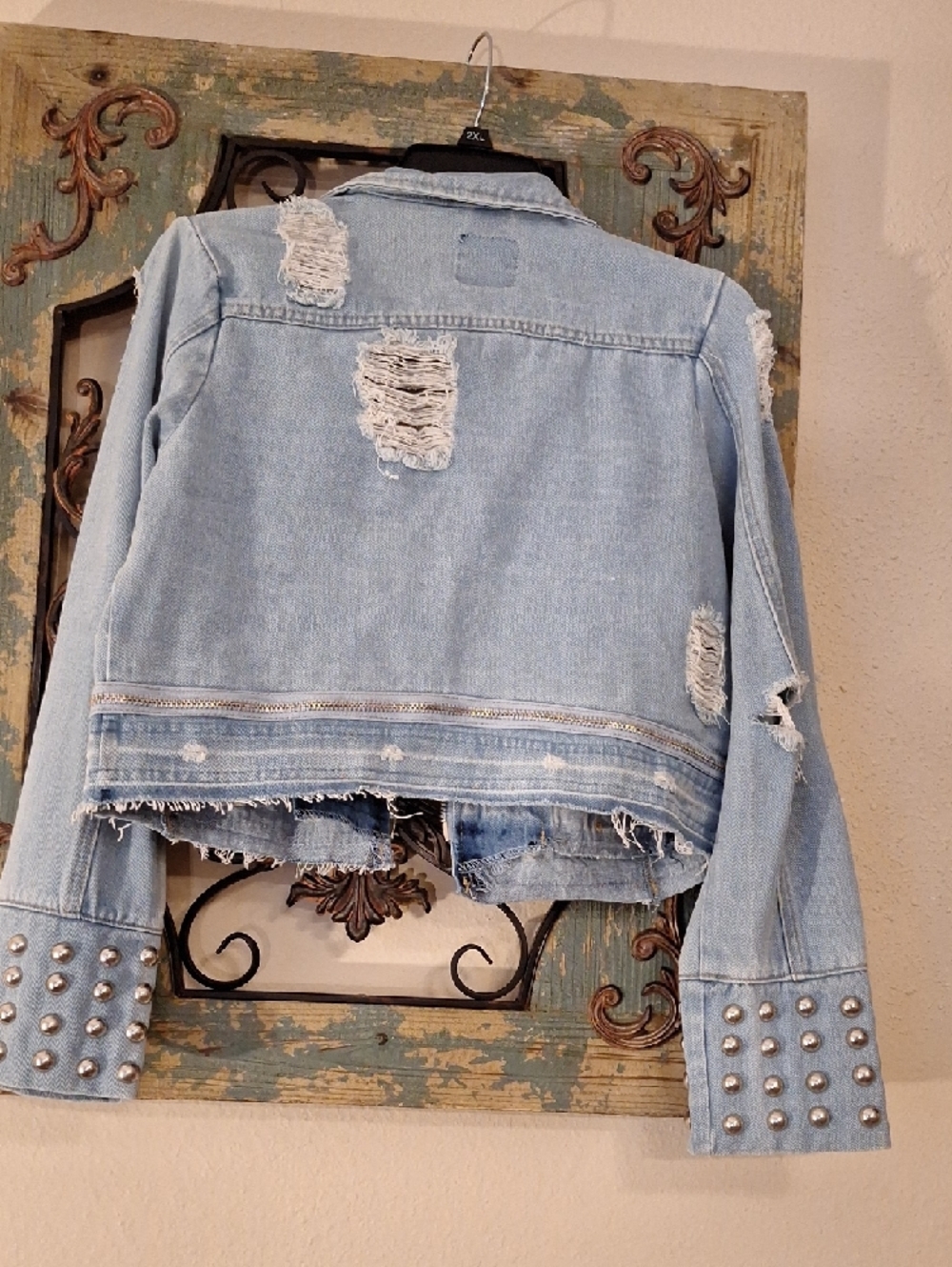 Light Blue Distressed Cropped Denim Jacket with Studded Cuffs. NWT Size Medium - Picture 13 of 16